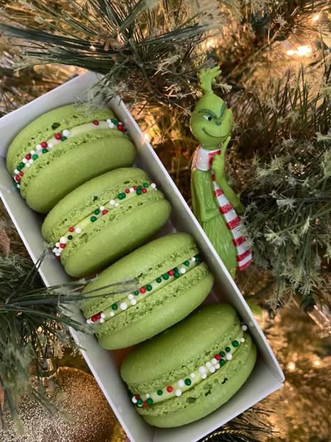 Christmas Maccarone, Christmas Tree Macarons, Shaped Macarons, Macaron Christmas, Xmas Macarons, Grinch Macarons, Christmas Macarons Decoration, Christmas Macaron, Holiday Macarons