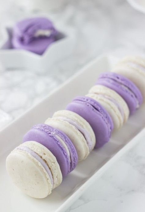 Lavender Honey Macarons - beautiful spring macarons with hints of lavender and honey! Honey Macarons, Unique Recipes Desserts, Kue Macaroon, Macaron Recipes, Diy Easy Recipes, French Macaroons, Macaroon Recipes, Lavender Honey, Unique Desserts