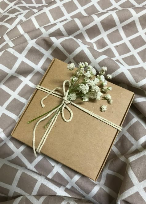 Valentines Gift Box For Girlfriend, Gift Astethic, Cute Aesthetic Gifts, Cute Wrapping Ideas, Aesthetic Gift Wrapping, Valentines Day Gifts For Teens, Vday Gift Ideas, Gift Ideas For Daughter, Gift Wrapping Inspiration