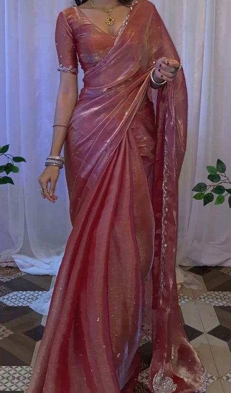 Night Wedding Saree Ideas, Decent Saree Look For Wedding, Low Hip Saree Style, Full Coverage Saree, Sangeet Saree Look, Satin Saree Aesthetic, Kriti Sanon In Teri Baaton Mein Aisa Uljha Jiya, Girls In Traditional Wear Aesthetic, Girls In Traditional Wear