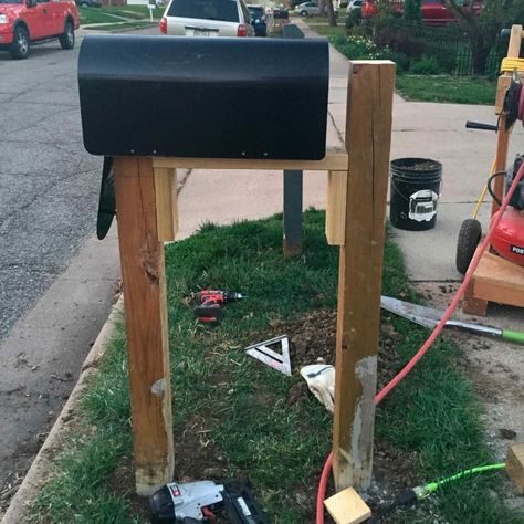 Reader Project: DIY Solid Cedar Mailbox — The Family Handyman Modern Mailbox Diy, Cedar Mailbox, Modern Mailbox Post, Farmhouse Mailboxes, Modern Mailbox Design, Mailbox Diy, Mid Century Modern Mailbox, Mailbox Makeover, Wooden Mailbox