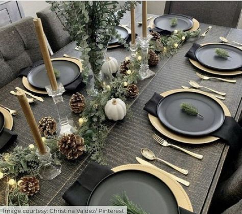 Dinner Table Set Up, Balcon Mic, Christmas Dinner Table Settings, Silver Christmas Decorations, Tafel Decor, Christmas Stockings Diy, Christmas Dinner Table, Table Setting Decor, Dinner Table Setting