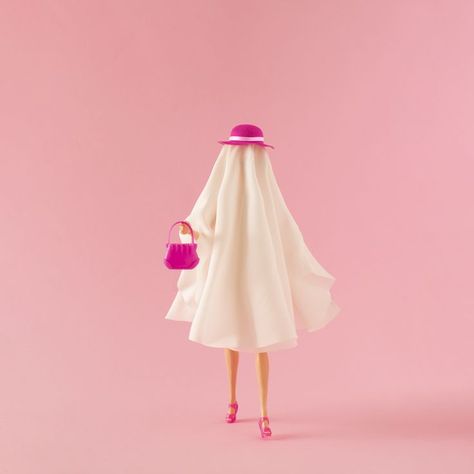 Girl in ghost costume with pink hat, purse and high heels. Minimal halloween fashion and party concept. Pink Halloween Aesthetic Costume, Halloween Barbie Aesthetic, Pink Witch Halloween Costume, Barbie Halloween Aesthetic, Barbie Halloween Decor, Barbie Halloween Party, Ghost Barbie, Pink Haunted House, Spooky Barbie