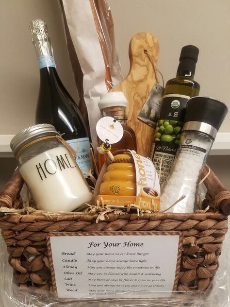 Welcome Home Basket, Traditional Housewarming Gifts, Housewarming Basket, House Warming Gift Ideas, Practical Housewarming Gifts, Gift Ideas Creative, Creative Gift Baskets, Homemade Gift Baskets, New Home Presents