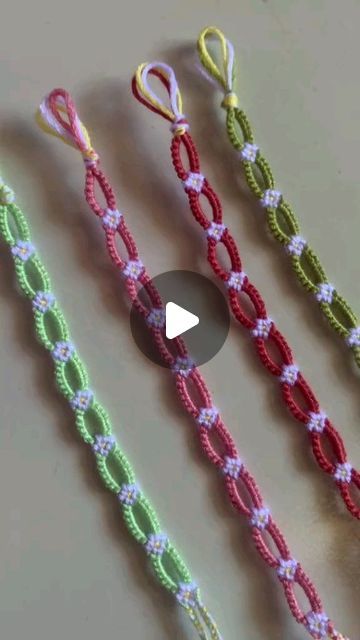 Daisy Chain Bracelet Tutorial, How To Make Bracelets With Thread, Daisy Chain Tutorial, Thread Bracelets Tutorial, Chain Tutorial, Daisy Chain Bracelet, Bracelets String, Thread Crafts, String Bracelet Patterns