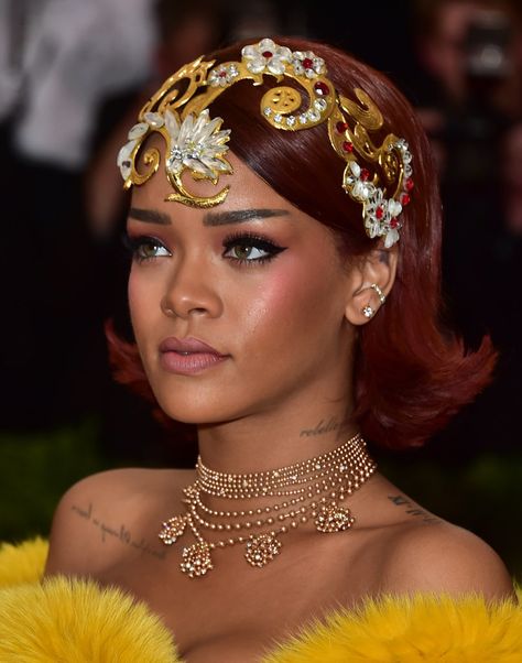 Rihanna was winning on the Met Gala red carpet. She framed her red bob with a gold headpiece. Rihanna Jewelry, Rihanna Red Carpet, Red Bob, Gala Looks, Bad Gal Riri, Met Gala Red Carpet, The Met Gala, Rihanna Fenty, Bad Gal