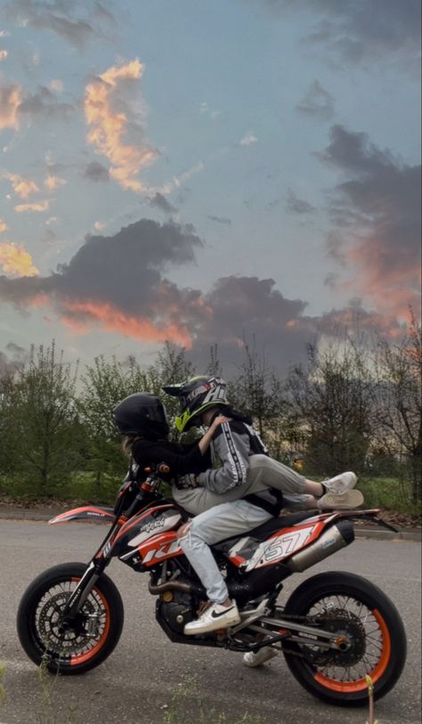 Biker Aesthetic Couple, Motorcycle Boyfriend Aesthetic, Cute Boyfriend Goals, Motorcycle Boyfriend, Couple On Motorcycle, Moto Couple, Motorcycle Couples, Biker Boyfriend, Couple Motorcycle