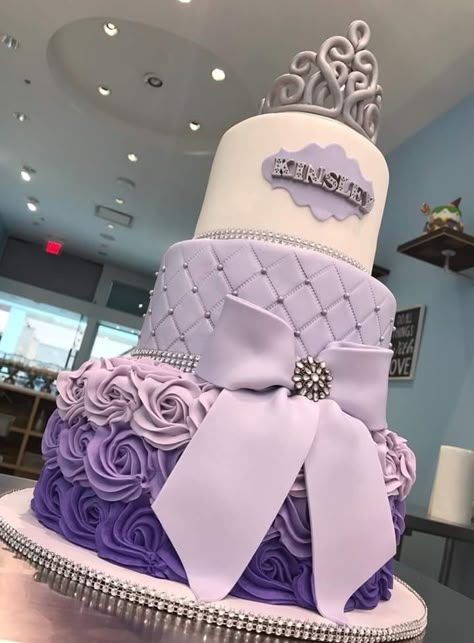 Birthday Cake Quinceañera, 16th Birthday Purple Dress, Purple And White Sweet 16 Cake, Purple Xv Cake, Lavender And Rose Gold Party Decor, Sweet Sixteen Cakes Purple, Purple Themed Cake Ideas, Quince Cake Ideas Purple, 15 Cakes Quinceanera Purple