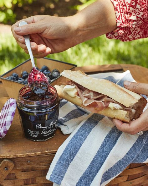 Easy Summer Picnic Menu from www.whatsgabycooking.com (@whatsgabycookin) French Picnic Food, Afternoon Tea Hamper, French Picnic, Picnic Menu, Traditional French Recipes, Picnic Sandwiches, Whats Gaby Cooking, Food Project, Picnic Essentials