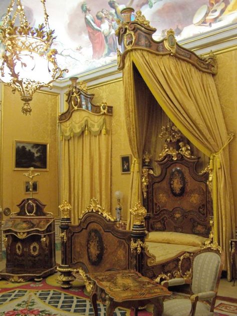 Dollhouse Castle, Bronze Bedroom, Palace Interior, Royal Palaces, Gorgeous Bedrooms, Isabel Ii, Grand Homes, King Bedroom, Chandelier Bedroom