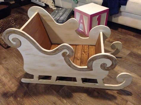 love this sleigh Outdoor Christmas Diy, Wooden Sleigh, Christmas Sled, Wooden Christmas Crafts, Diy Santa, Christmas Props, Santa's Sleigh, Christmas Yard Decorations, Diy Outdoor Decor