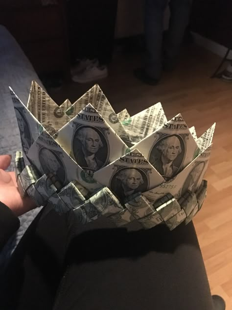 Money Crowns, Money Crown, Graduation Leis Diy, Money Folding, Graduation Money Lei, Graduation Money Gifts, Origami Money, Money Leis, Graduation Cap Decoration Diy