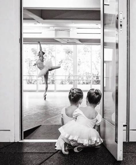 Ballet Pictures, Dance Pics, Dance Aesthetic, Baby Ballerina, Ballet Aesthetic, Dance Dreams, Dance Photography Poses, Ballet Beauty, Ballet Inspiration