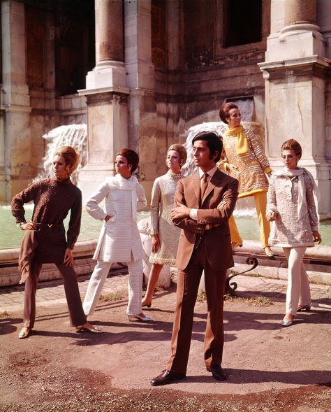 Valentino posing with models nearby Trevi Fountain, 1967 - The Cut Italian Cinema, Vintage Valentino, Valentino Couture, History Of Fashion, Fashion 1950s, Trevi Fountain, Italian Fashion Designers, Victoria And Albert, Victoria And Albert Museum