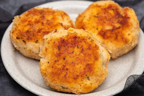 Lancaster County Crispy Chicken Croquettes Recipe: An Old-fashioned Amish Chicken Dinner #30secondmom Chicken Croquettes Recipe, Chicken Cakes, Starter Bread, Chicken Gravy Recipe, 30seconds Food, Amish Chicken, Amish Food, Chicken Croquettes, Can Chicken Recipes