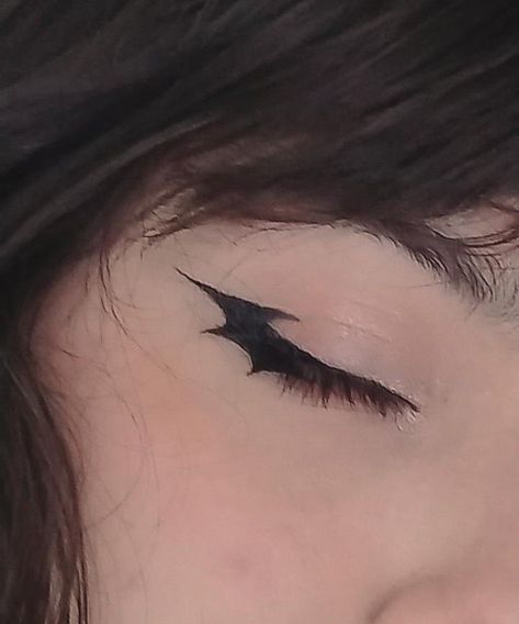 Alternative Makeup Grunge, Alternative Eye Makeup, Bat Wing Eyeliner, Graphic Eyeliner Goth, Alt Eyeliner, Goth Eye Makeup, Wing Eyeliner, Face Doodles, Eyeliner Ideas