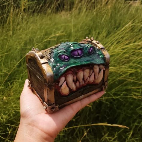 Small dice holder chest, shaped like a rpg d&d mimic, green with 3 eyes and big teeth Mimic Dice Chest, Mimic Box Diy, Mimic Chest Art, Mimic Ideas, Dnd Dice Holder, Diy Trinket Box, Dnd Crafts, Monster Box, Tin Can Crafts