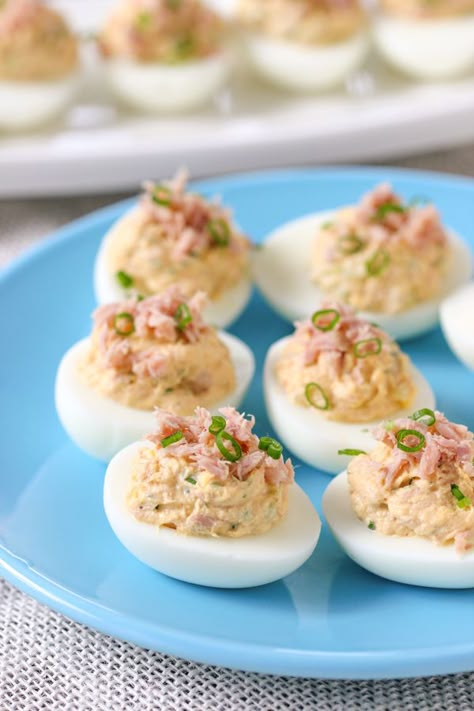 Tuna Deviled Eggs Tuna Deviled Eggs, Party Deviled Eggs, How To Make Tuna, Devil Eggs, Canned Tuna Recipes, Simple Appetizer, Devilled Eggs, Plats Healthy, Canned Tuna