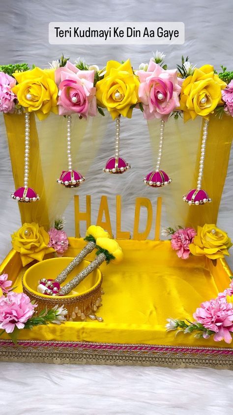 New haldi platter by @fatma_creations 💛 . . . . . #haldiplatter #explorepage #featured #haldiplatedecoration #haldiplatters… | Instagram Haldi Mehendi Platter, Haldi Platter Ideas, Mehendi Platter Ideas, Haldi Thali Decoration Ideas, Haldi Tray Decoration Ideas, Haldi Platter Decoration, Pen Decorating Ideas, Haldi Tray, Mehendi Platter