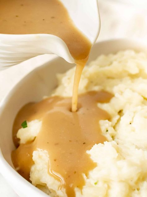 Brown Gravy (No Drippings Needed) Easy Brown Gravy Recipe, Gravy No Drippings, Vegetarian Biscuits And Gravy, Gravy Recipe No Drippings, Brown Gravy Recipe Easy, Vegan Biscuits And Gravy, Garlic Mashed Potatoes Easy, Easy Brown Gravy, Brown Gravy Recipe