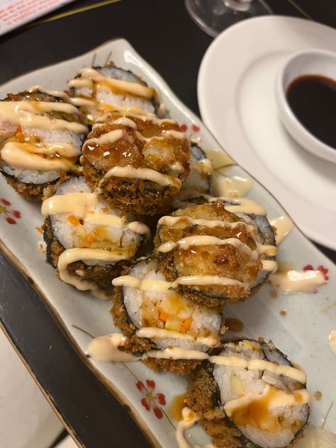 fried shrimp sushi with soy sauce Fried Shrimp Sushi, Mango Sushi, Fried Sushi, Shrimp Sushi, Healthy Yummy Food, My Tummy Hurts, Tummy Hurts, Sushi Dishes, Food L