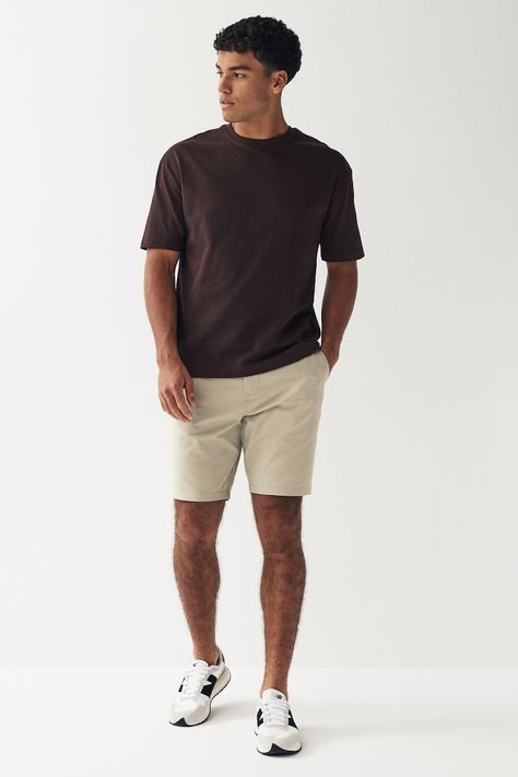 Mens T Shirt And Shorts Outfit, Outfits For Men In Summer, Mens Outfits For Short Men, Short Chinos Men Outfit, Short Mens Style, Tan Shorts Outfit Men, Men Outfit Styles, Short Men Outfits, Mens T-shirt