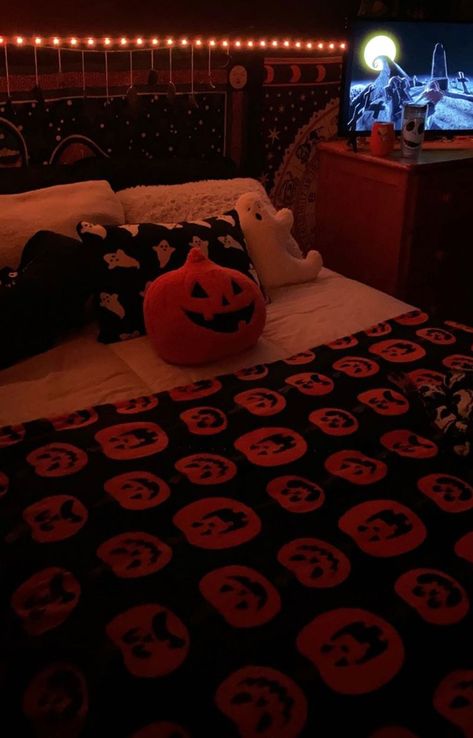 Bedroom Decorated For Halloween, Halloween Decorations Room Aesthetic, Halloween Decorated Room, Halloween Room Ideas Bedrooms, Halloween Room Ideas, Day Bed Room, Child Bedroom Ideas, Halloween Bedroom Aesthetic, Halloween Bed