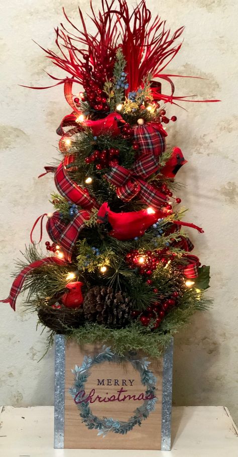 Cardinal Themed Christmas Tree Ideas, Cardinal Christmas Tree Theme, Cardinal Christmas Tree Ideas, Christmas Tree Centerpieces For Table, Cardinal Christmas Decorations, Christmas Tree Cardinal Theme, Table Top Christmas Tree Ideas, Red Cardinal Christmas Tree, Cardinal Xmas Decor