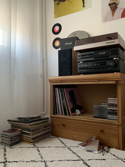 Cd Player Set Up, Cassette Player Aesthetic, Stereo Setup, Cd Display, Stuff For Room, Vinyl Shelf, Old Electronics, Music Corner, Record Room