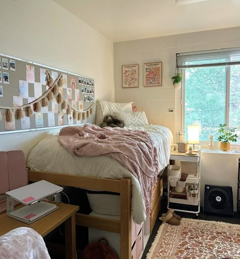 Double Dorm Room Aesthetic, Boarding School Dorm Ideas, College Double Dorm Room Ideas, Boho Dorm Room Decor Ideas, Apartment Bedroom Boho, Gcu Dorm, Bedroom Ideas College Apartment, Dorm Bedding Ideas, Dorm Room Cozy