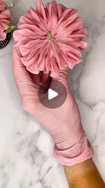 Sweet Sisters on Instagram: "Let’s pipe this pretty pink flower using tip 125k! 🌸 . . . #piping #pipingbuttercream #pipingtips #buttercream #buttercreamflowers #flowers #pipingflowers #flowercupcakes #cupcakes #cupcakedecorating #buttercreamtips #bake #cakeart #edibleflowers" Buttercream Daisies, Icing Piping Techniques, Creative Baking Ideas, Sweet Ham, Cupcake Decorating Techniques, Buttercream Flowers Cupcakes, Flower Cake Pops, Piping Buttercream, Daisy Cupcakes