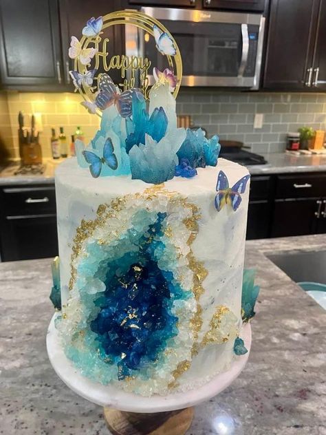 Cake Designs Crystal, Geo Crystal Cake, Crystal Geode Cake, Rock Candy Birthday Cake, Ice Cake Design, Geode Cake Birthday, Cake With Rock Candy, Pink Geode Cake, Blue Geode Cake