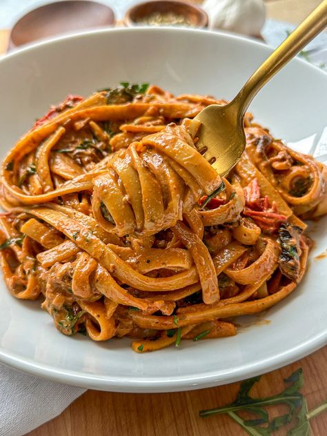 Vegan Creamy Sun Dried Tomato Pasta - Jackfruitful Kitchen Sun Gold Tomato Pasta, Pasta Dishes Vegan, Best Vegan Dishes, Vegan Fine Dining Recipes, Vegan Tomato Pasta, Creamy Sun Dried Tomato Pasta, Tomato Pasta Recipes, Vegan Pasta Primavera, Creamy Food