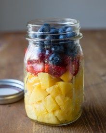 25 Mason Jar Salads That Are Almost Too Pretty To Eat Mason Jar Snacks, Mason Jar Lunches, Jar Lunches, Salads In A Jar, Mason Jar Breakfast, Mason Jar Lunch, Mason Jar Food, Food In A Jar, Breakfast In A Jar