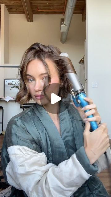 Short Hair Casual Outfit, Ways To Style Lob Haircut, Styling A Bob Haircut Tutorial, Cortney Swann Hair, Bluntcut Bob Styling, Short Hair Volume Curls, Hailey Short Hair, Hailey Drew Polk Hair, How To Curl A Lob