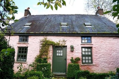 The remote 'chocolate-box' country cottage nestled in a Welsh national park Welsh Cottage Interior, English Country Cottage Interiors, Welsh Cottage, Welsh Countryside, Country Cottage Interiors, British Home, English Country Cottage, Stone Cottages, Cottage Interior