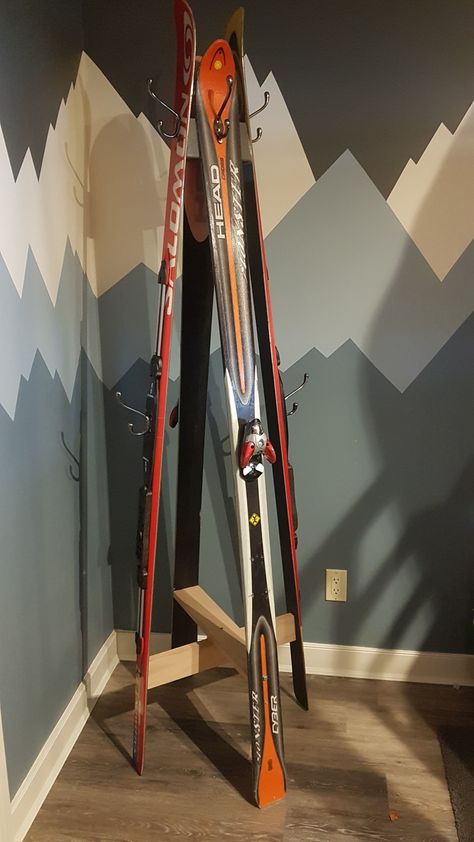 Ski Coat Rack Diy, Ski Boot Shelf, Ski Diy Projects, Vintage Skis Decor, Old Skis Decor, Ski House Decor Interiors, Ski Themed Bedroom, Old Skis Ideas, Ski Bedroom