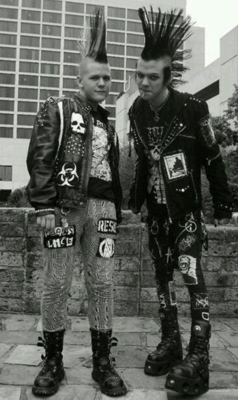 Punks 70s Uk Punk, Goth Subculture Fashion, Hardcore Punk Aesthetic, 70s British Punk Fashion, Trad Punk, Hardcore Punk Fashion, 70s Punk Aesthetic, Punk 1970s, British Punk Fashion