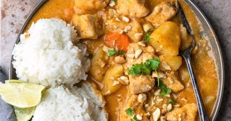 This recipe is AMAZINGLY close to the dish I love getting at Thai restaurants.  Using the bottled Trader Joe sauce makes this a super fas... Chicken Massaman, Massaman Curry Recipe, Chicken Massaman Curry, Thai Massaman Curry, Easy Thai Recipes, Massaman Curry, Thai Recipe, Indian Curries, One Pot Dinner