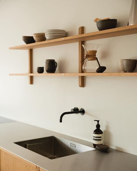 Direct • Instagram Japandi Kitchen Shelves, Small Shelf Kitchen, Japandi Shelves, Kitchen Deisgn, Kitchen Cabinets Shelves, Floating Shelf Kitchen, Scandinavian Shelves, Wooden Shelves Kitchen, Wood Shelves Kitchen