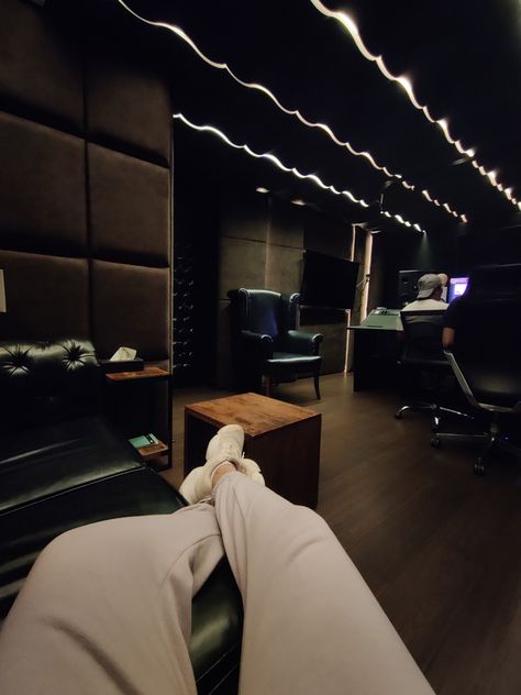 Singer Career, Music Studio Aesthetic, Justin Bieber Smile, Recording Studio Setup, Home Studio Ideas, Home Lab, Studio Music, Recording Studio Design, Home Studio Setup