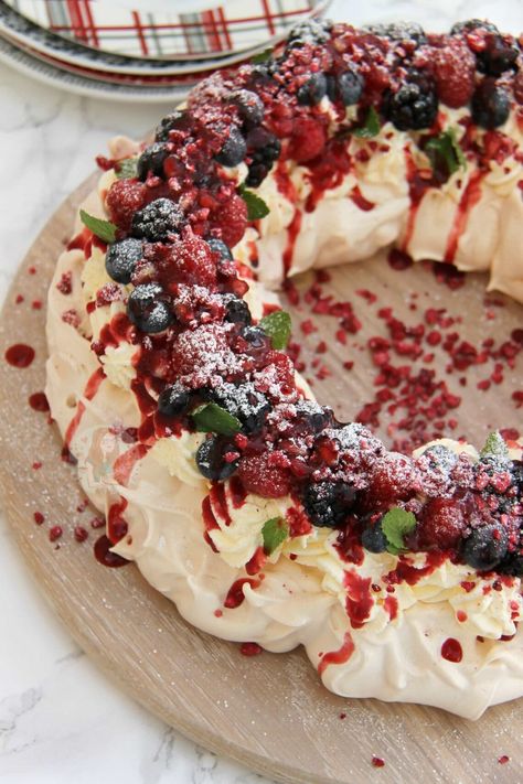 Christmas Pavlova Wreath! - Jane's Patisserie Christmas Pavlova Wreath, Pavlova Toppings, Pavlova Wreath, Christmas Pavlova, Christmas Diner, Christmas Dessert Recipes, Janes Patisserie, Wreath Alternative, Pavlova Recipe