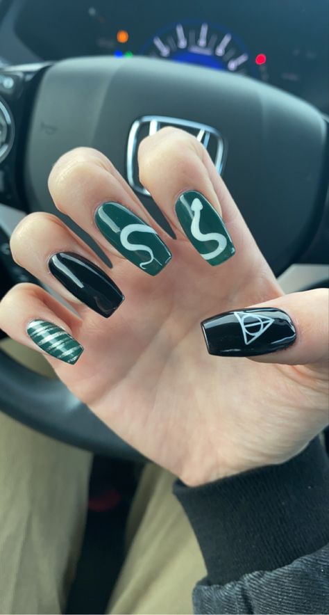 Hp Nails Slytherin, Simple Slytherin Nails, Harry Potter Nail Art Slytherin, Harry Potter Acrylic Nails Slytherin, Loki Themed Nails, Harry Potter Nails Designs Slytherin, Slytherin Acrylic Nails, Slitherin Nails, Harry Potter Nails Acrylic