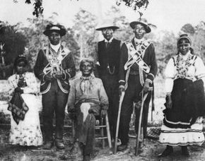 3. Taken in 1908, a group of Mississippi Choctaw Indians pose in their traditional clothing. Choctaw Tribe, Choctaw Indian, Choctaw Nation, Aboriginal American, Indian Legends, American Indian History, Native American Clothing, Black Indians, Turtle Island