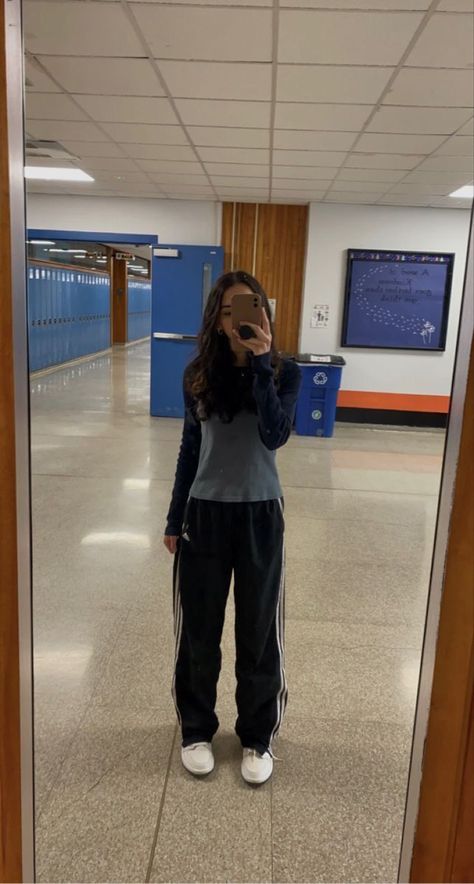 Outfit Ideas Track Pants, Brandy Melville Cargo Pants Outfit, Outfits Brandy Melville Style, Adidas Clothes Aesthetic, Brandy Kim Pants Outfit, Ahs Style Y2k, Adidas Track Pants Outfit Aesthetic, Outfits With Black Sweats, Outfits With Track Pants