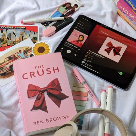 💬 What's your favorite love story trope? Enemies to lovers, forbidden love, unrequited love, or something else? 💕 @renbrownewrites sent me a box for her debut, "The Crush"✨🥹 I finished reading it a few days back, and I *have* to talk about it because it absolutely stole my heart.😍 the setting is a small town in Texas in 1994, which immediately gives you that cozy, nostalgic vibe. You know the kind – where everyone knows everyone, and there's that underlying charm of simpler times. The stor... Coquette Doodles, Books Quotes Aesthetic, Love Unrequited, Aesthetic Romance, Annotated Books, Reading Inspiration, Book Dedication, Books Romance Novels, The Crush