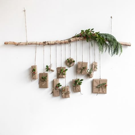 Count down to Christmas with a DIY advent calendar that brings a tiny forest indoors: Navidad Natural, Homemade Advent Calendars, Branches Diy, Witch Crafts, Wood Branch, Simple Christmas Decor, Diy Advent Calendar, בר מצווה, Branch Decor