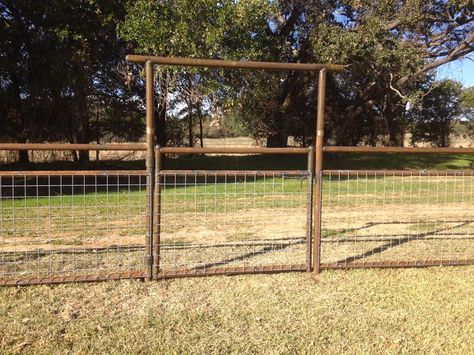 Welding Fence Ideas, Oil Pipe Fence, Pipe Fence Entrance, No Climb Fence, Pipe Fence Ideas, Fence Building, Ranch Entrance, Pipe Fence, Ranch Fencing