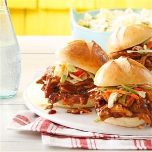 BBQ Chicken Sliders Recipe Office Potluck Recipes, Bbq Chicken Sliders Recipes, Summer Slow Cooker Recipes, Sliders Recipes Chicken, Bbq Chicken Sliders, Pulled Chicken Sandwiches, Barbecue Chicken Recipe, Bbq Bacon, Chicken Sliders