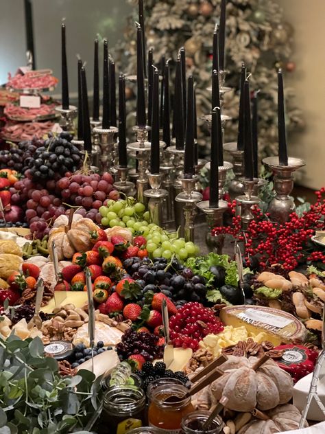 #grazingtable #newyearseve #tablesetup #tablesettingideas Black Grazing Table, Baroque Party, Boxing Day Food, 29th Birthday Party, Decor Table Ideas, Decor Natal, Wedding Food Table, Meat And Cheese Tray, Dinning Table Set